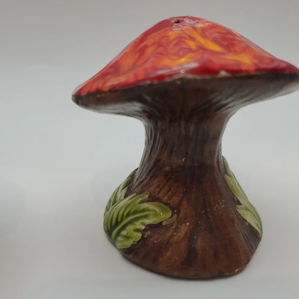 VTG Treasure Craft MCM Mushroom Salt And Pepper Shakers Red Orange Caps‎